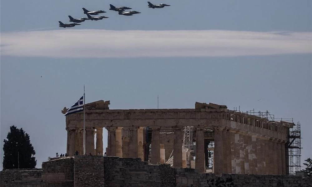 Τα ελληνικά "γεράκια" κάνουν επίδειξη ισχύος πάνω από την Ακρόπολη